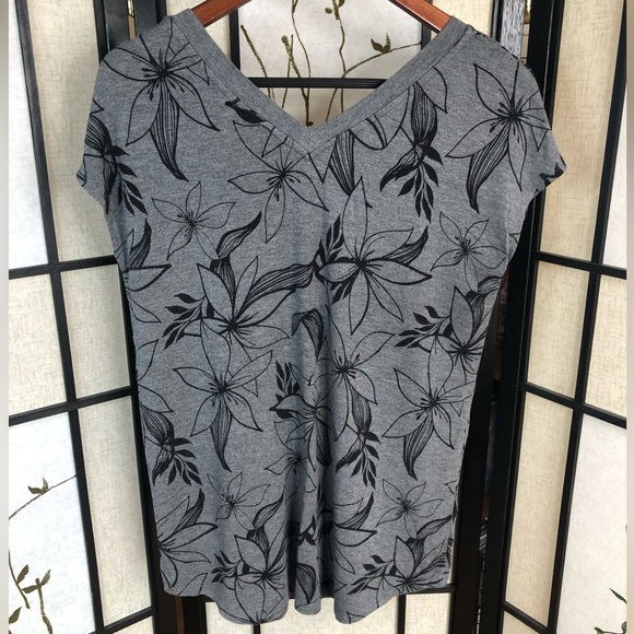 Reitman’s | Women’s Oversized V-Neck T-Shirt. Monochrome Lys Prints. Size Small. - Picture 2 of 6